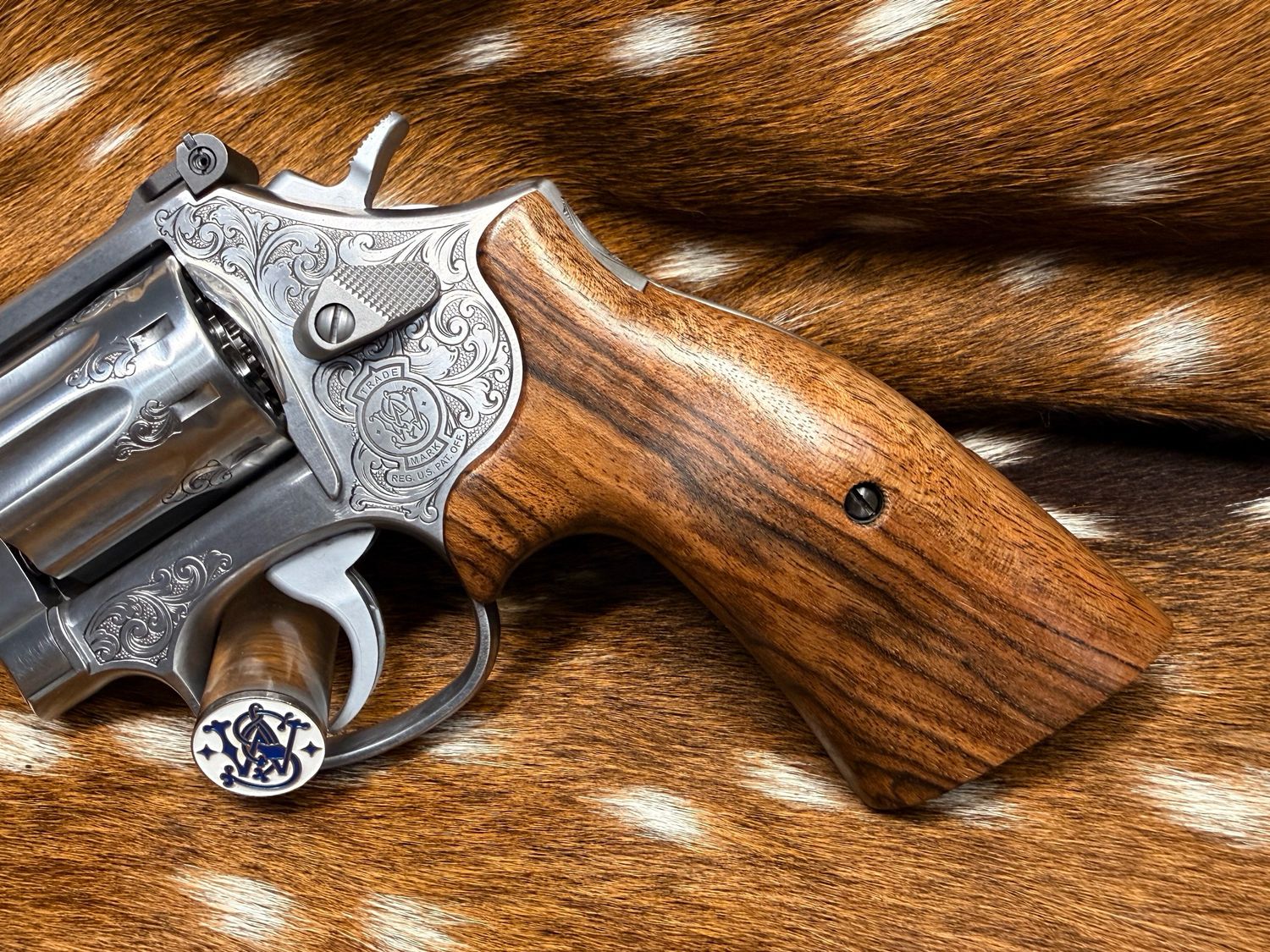 Smith & Wesson High-Grade Hand-Select Walnut S&W Bear Hug Grips (K/L ROUND FRAME) Smith & Wesson High-Grade Hand-Select Walnut S&W Bear Hug Grips (K/L ROUND FRAME)