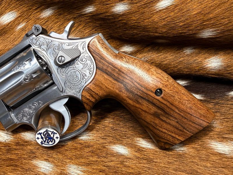 Smith & Wesson High-Grade Hand-Select Walnut S&W Bear Hug Grips (K/L ROUND FRAME) Smith & Wesson High-Grade Hand-Select Walnut S&W Bear Hug Grips (K/L ROUND FRAME)
