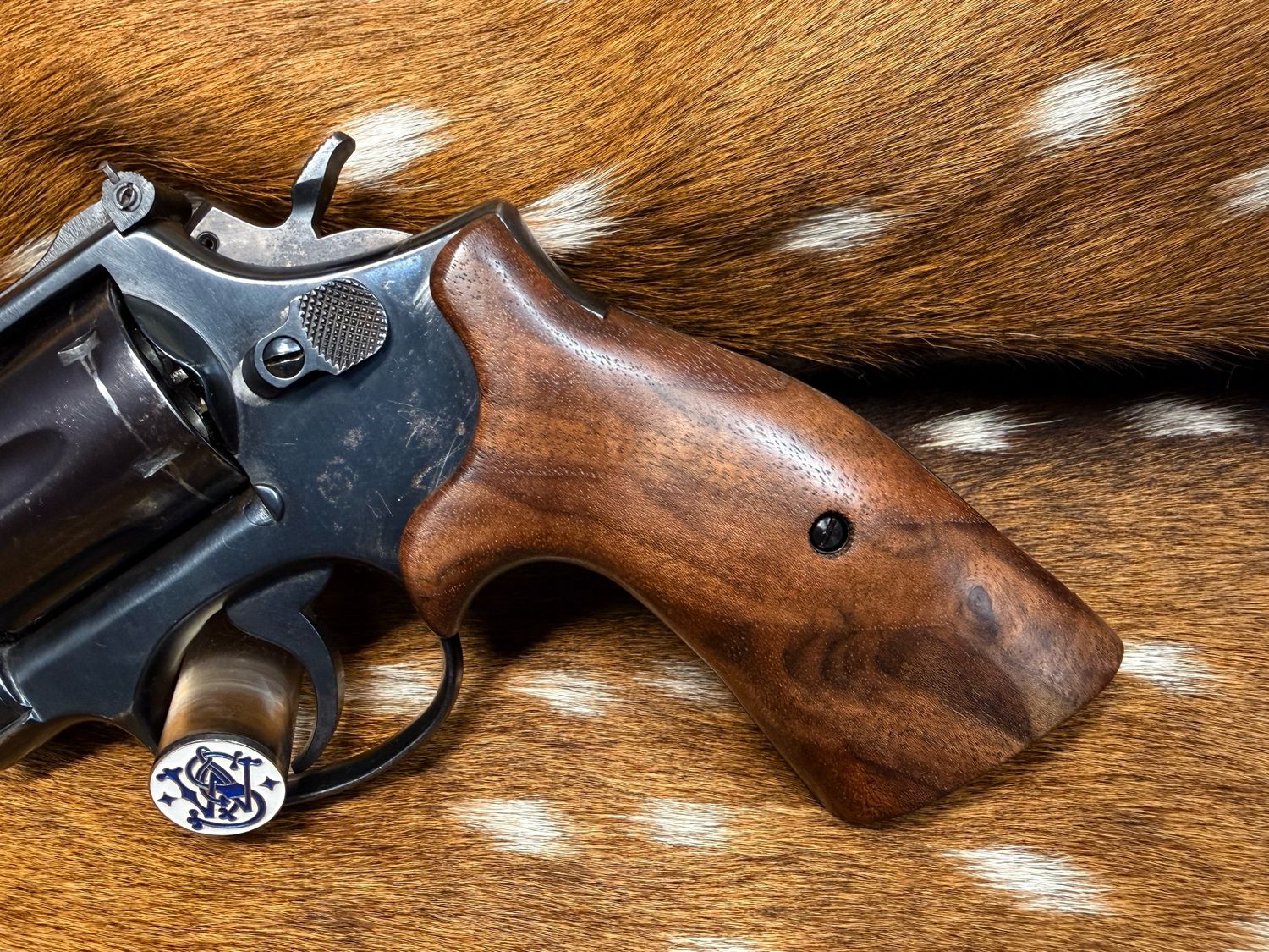 Smith & Wesson High Grade Walnut S&W Bear Hug Grips (SQUARE K/L FRAME)