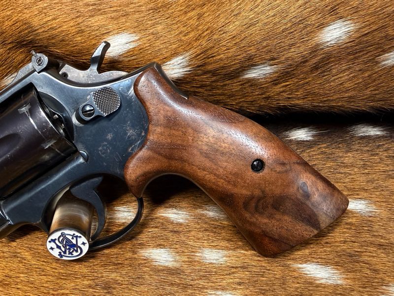 Smith & Wesson High Grade Walnut S&W Bear Hug Grips (SQUARE K/L FRAME) Smith & Wesson High Grade Walnut S&W Bear Hug Grips (SQUARE K/L FRAME)