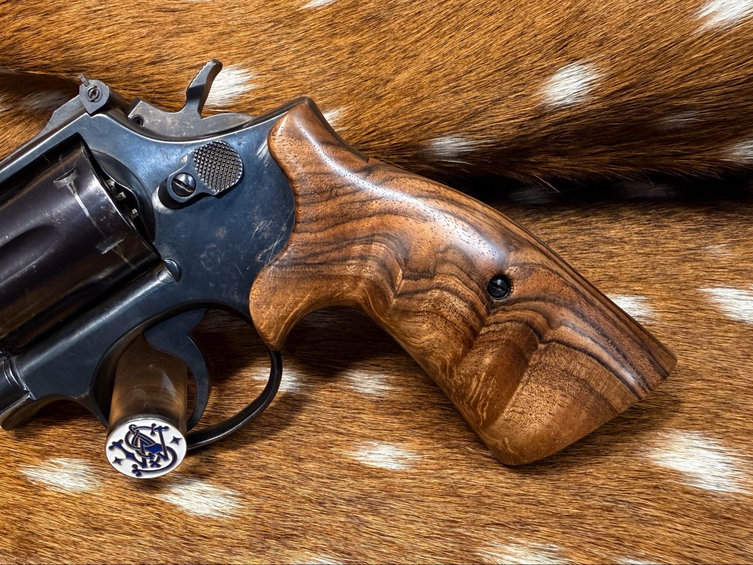 Smith & Wesson High Grade Hand Select Walnut S&W Bear Hug Grips (SQUARE K/L FRAME)