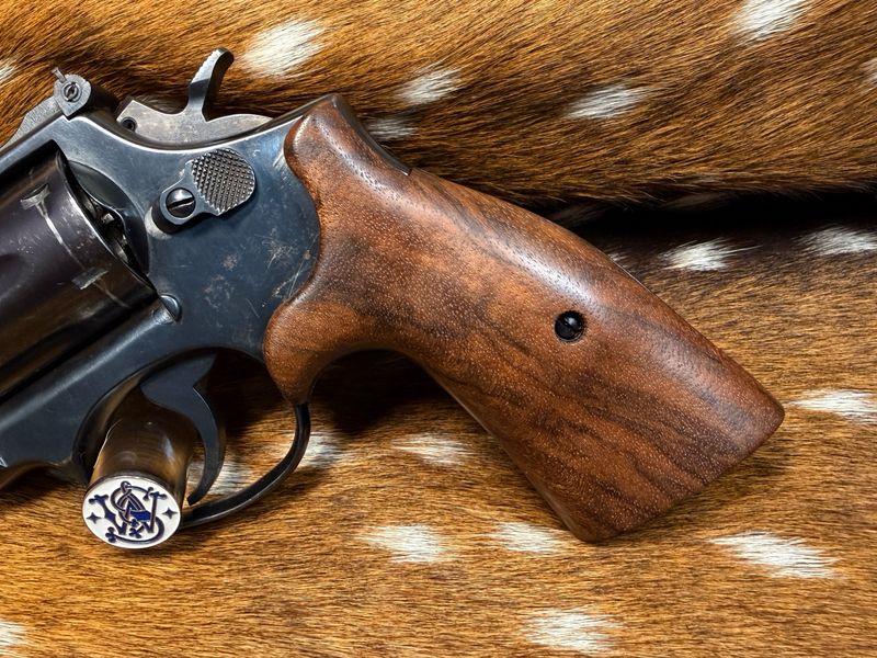 Smith & Wesson High Grade Walnut S&W Bear Hug Grips (SQUARE K/L FRAME) Smith & Wesson High Grade Walnut S&W Bear Hug Grips (SQUARE K/L FRAME)