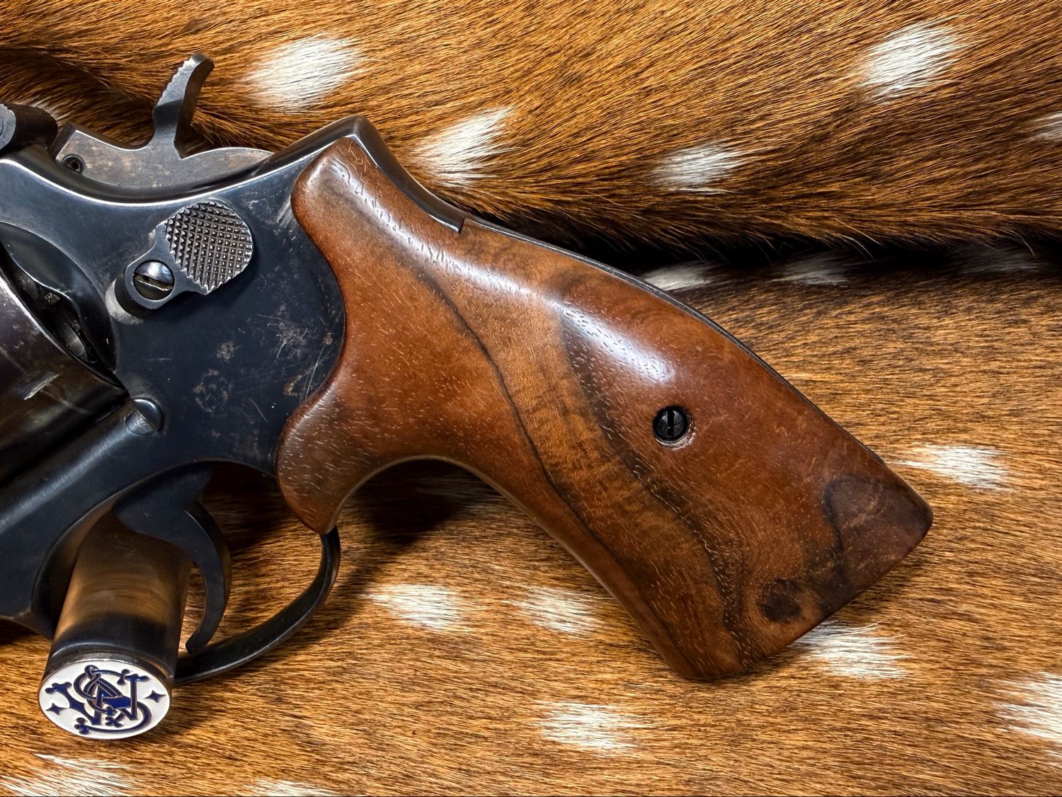 Smith & Wesson High Grade Hand Select Walnut S&W Bear Hug Grips (SQUARE K/L FRAME)