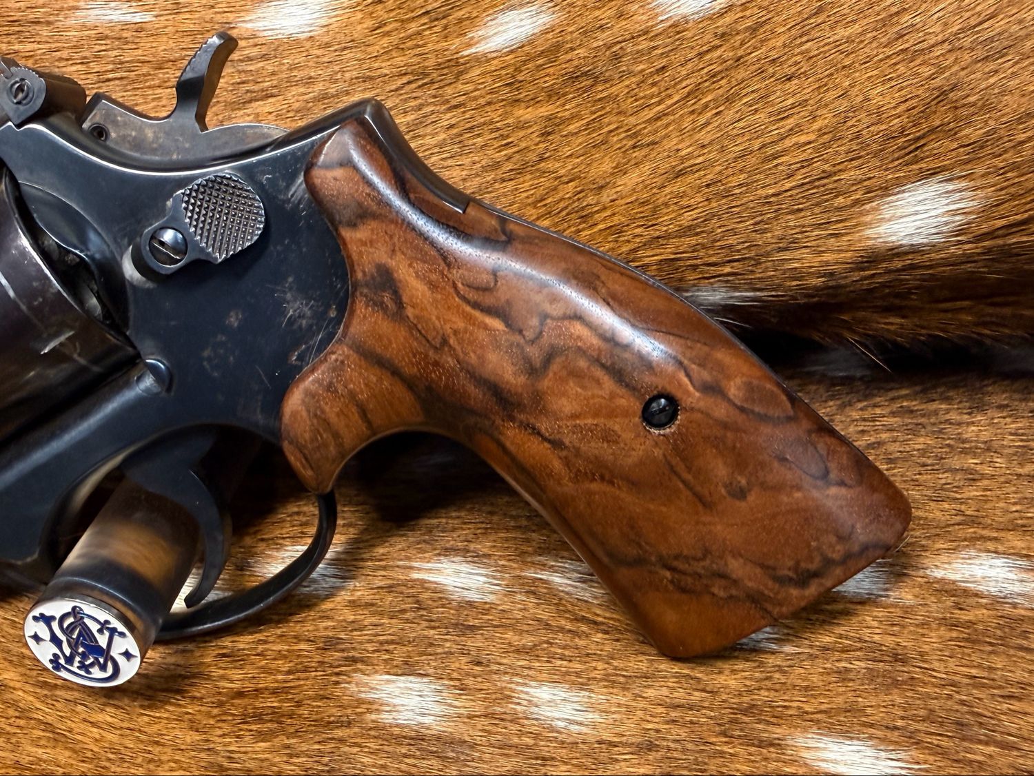 Smith & Wesson High Grade Hand Select Walnut S&W Bear Hug Grips (SQUARE K/L FRAME) Smith & Wesson High Grade Hand Select Walnut S&W Bear Hug Grips (SQUARE K/L FRAME)