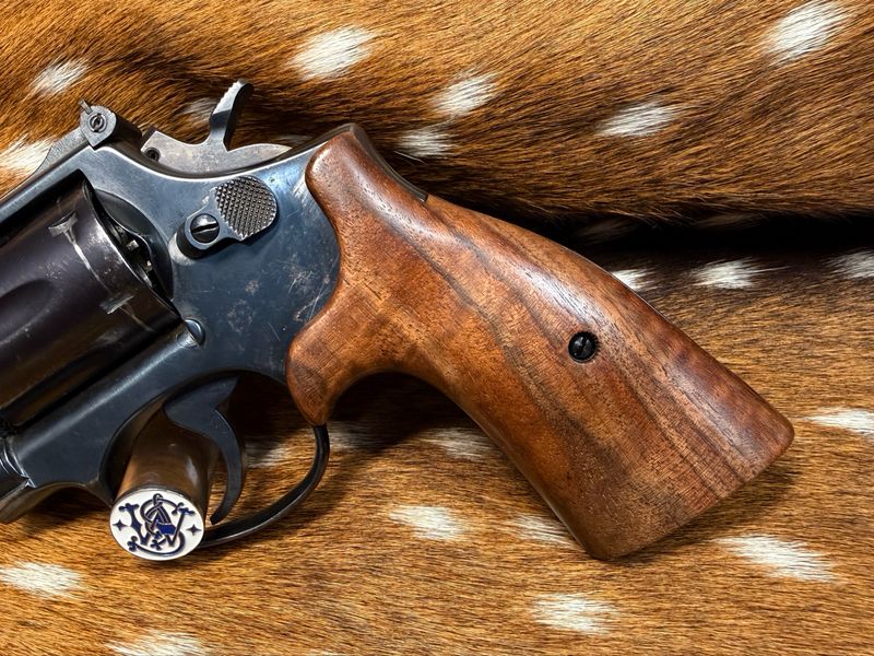 Smith & Wesson High Grade Walnut S&W Bear Hug Grips (SQUARE K/L FRAME) Smith & Wesson High Grade Walnut S&W Bear Hug Grips (SQUARE K/L FRAME)