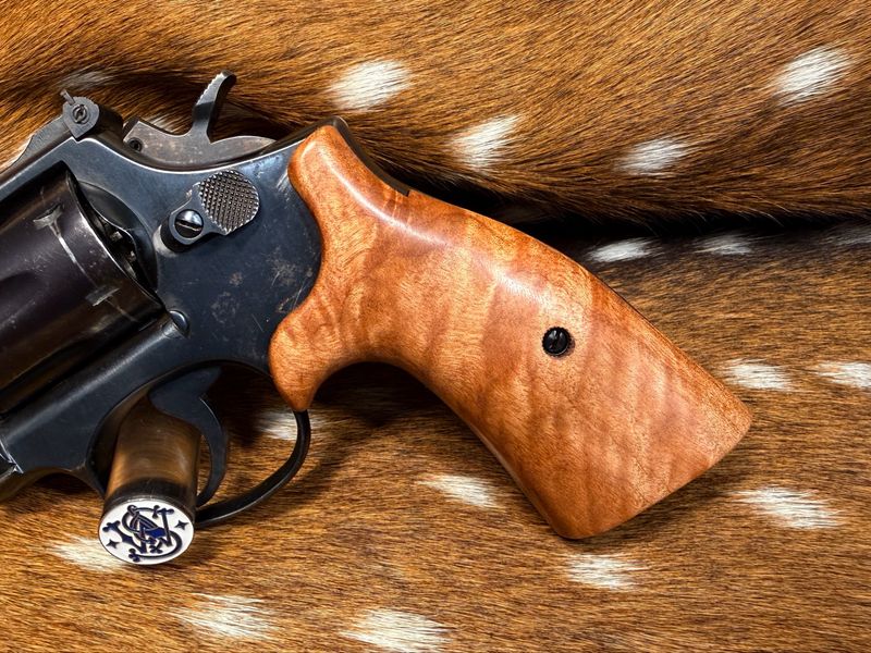 Smith & Wesson High Grade Hand Select Maple S&W Bear Hug Grips (K/L SQUARE FRAME) Smith & Wesson High Grade Hand Select Maple S&W Bear Hug Grips (K/L SQUARE FRAME)