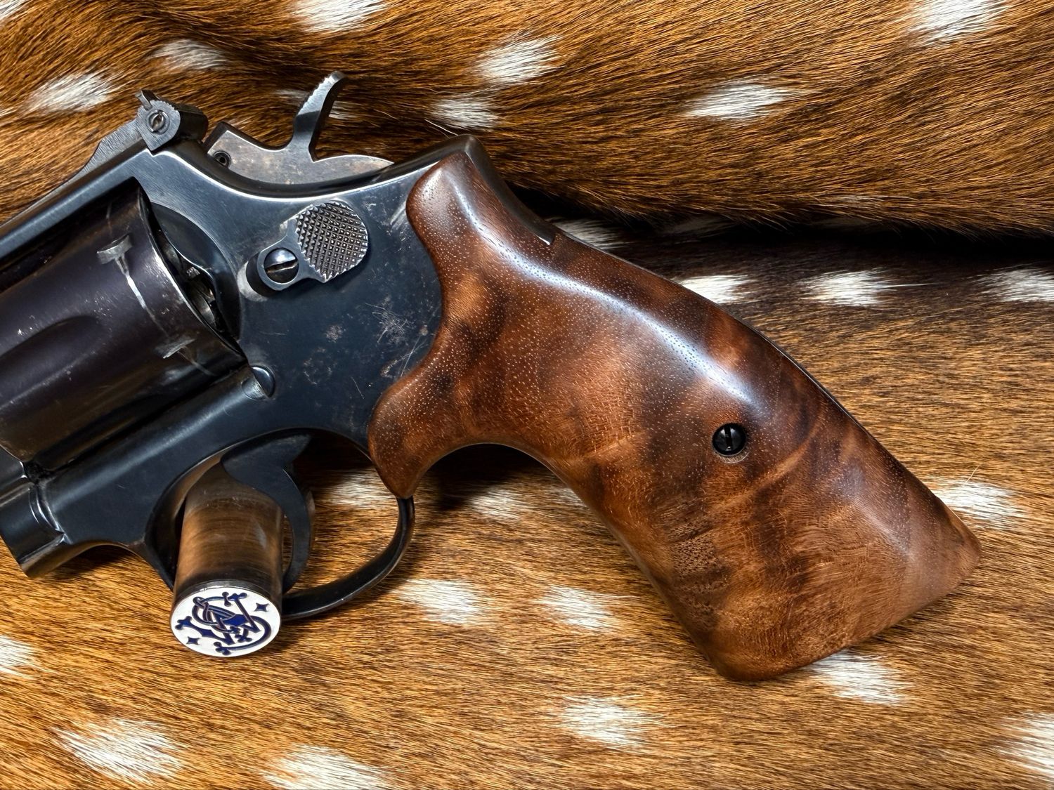 Smith & Wesson High Grade Walnut S&W Bear Hug Grips (SQUARE K/L FRAME)