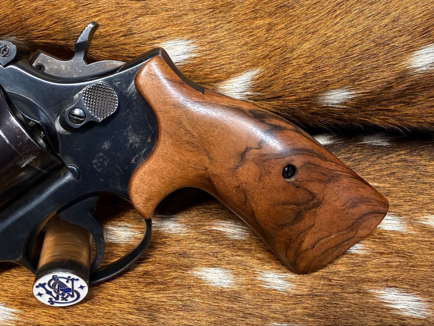 Smith & Wesson High Grade Hand Select Walnut S&W Bear Hug Grips (SQUARE K/L FRAME) Smith & Wesson High Grade Hand Select Walnut S&W Bear Hug Grips (SQUARE K/L FRAME)
