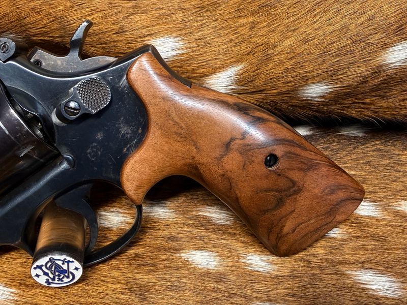 Smith & Wesson High Grade Hand Select Walnut S&W Bear Hug Grips (SQUARE K/L FRAME) Smith & Wesson High Grade Hand Select Walnut S&W Bear Hug Grips (SQUARE K/L FRAME)