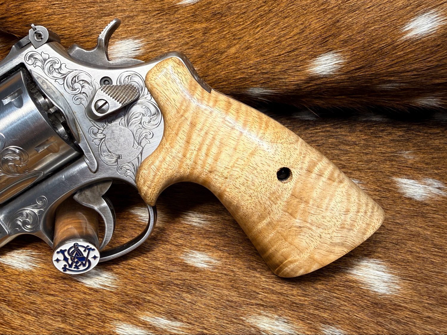 Smith & Wesson High Grade Hand Select Maple S&W Bear Hug Grips (ROUND N FRAME) Smith & Wesson High Grade Hand Select Maple S&W Bear Hug Grips (ROUND N FRAME)