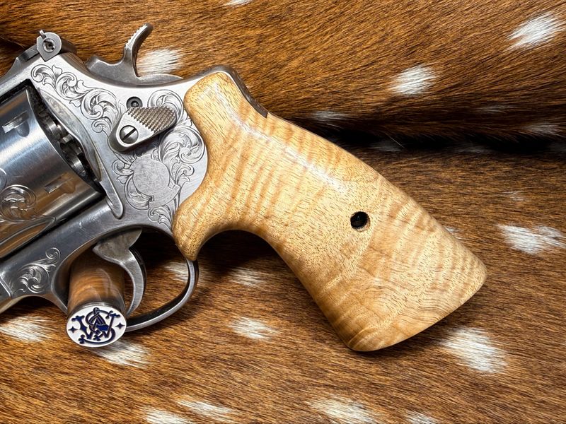 Smith & Wesson High Grade Hand Select Maple S&W Bear Hug Grips (ROUND N FRAME) Smith & Wesson High Grade Hand Select Maple S&W Bear Hug Grips (ROUND N FRAME)