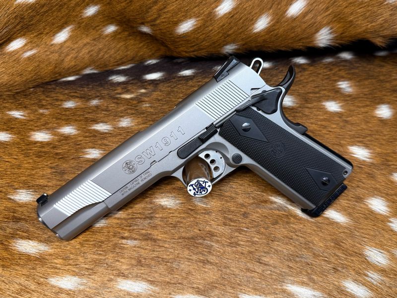 Smith & Wesson SW1911 .45 ACP – 5 Smith & Wesson SW1911 .45 ACP – 5" Stainless
