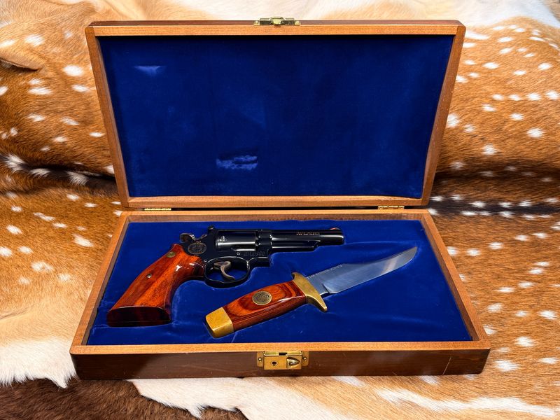 Smith & Wesson Model 19-3 .357 Magnum Texas Ranger 150th Anniversary Commemorative - Matching Knife Set - 1973 Smith & Wesson Model 19-3 .357 Magnum Texas Ranger 150th Anniversary Commemorative - Matching Knife Set - 1973