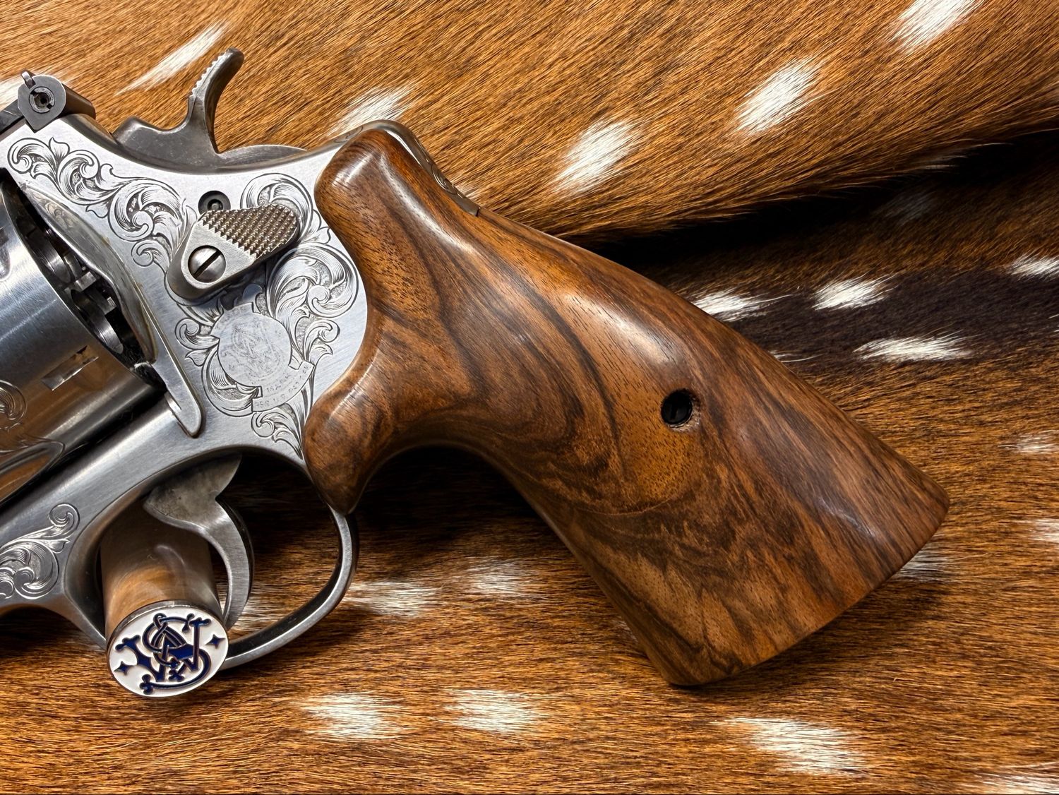 Smith & Wesson High Grade Hand Select Walnut S&W Bear Hug Grips (ROUND N FRAME)