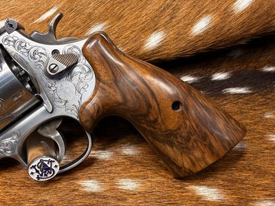 Smith & Wesson High Grade Hand Select Walnut S&W Bear Hug Grips (ROUND N FRAME) Smith & Wesson High Grade Hand Select Walnut S&W Bear Hug Grips (ROUND N FRAME)