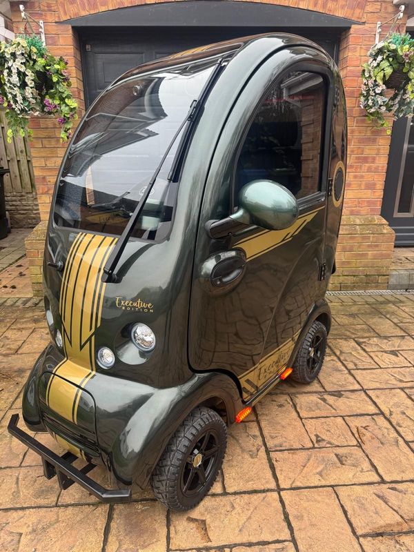 EASYLIFE ECO CABIN SCOOTER (2025) -  RACING GREEN &amp; GOLD - NEW EXECUTIVE EDITION (INCLUDES LITHIUM BATTERIES)
