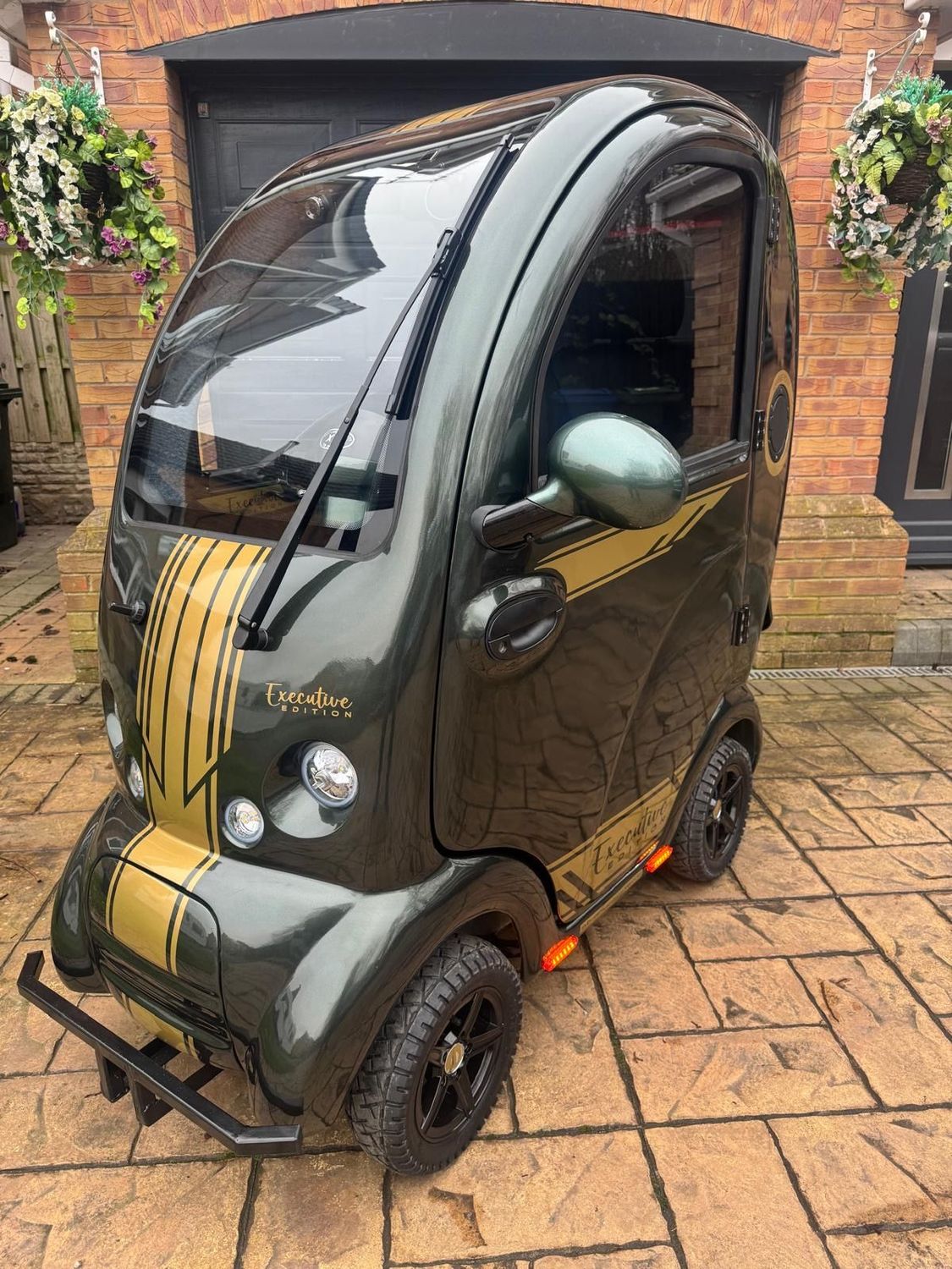 EASYLIFE ECO CABIN SCOOTER (2026) -  RACING GREEN & GOLD - NEW EXECUTIVE EDITION (INCLUDES LITHIUM BATTERIES) - EDITION 3