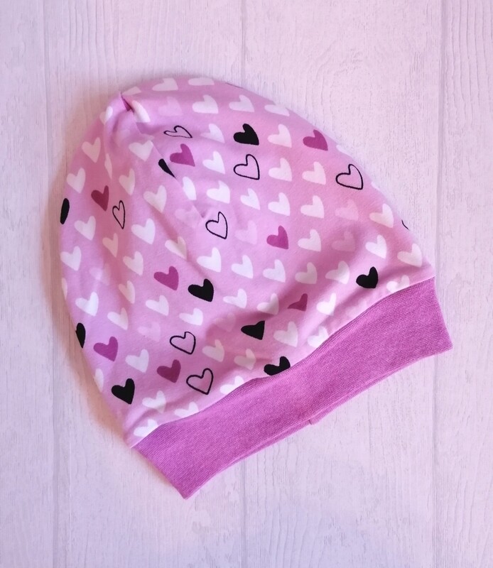Beanie Mütze lila Herzen mit Bündchen KU 40-44