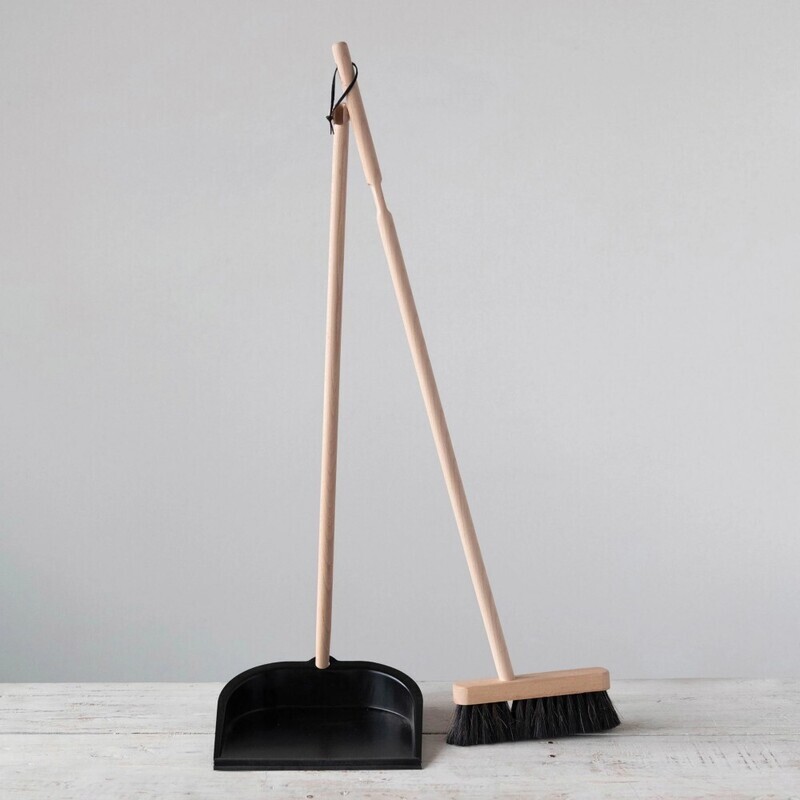 Broom &amp; Dustpan w/Stand