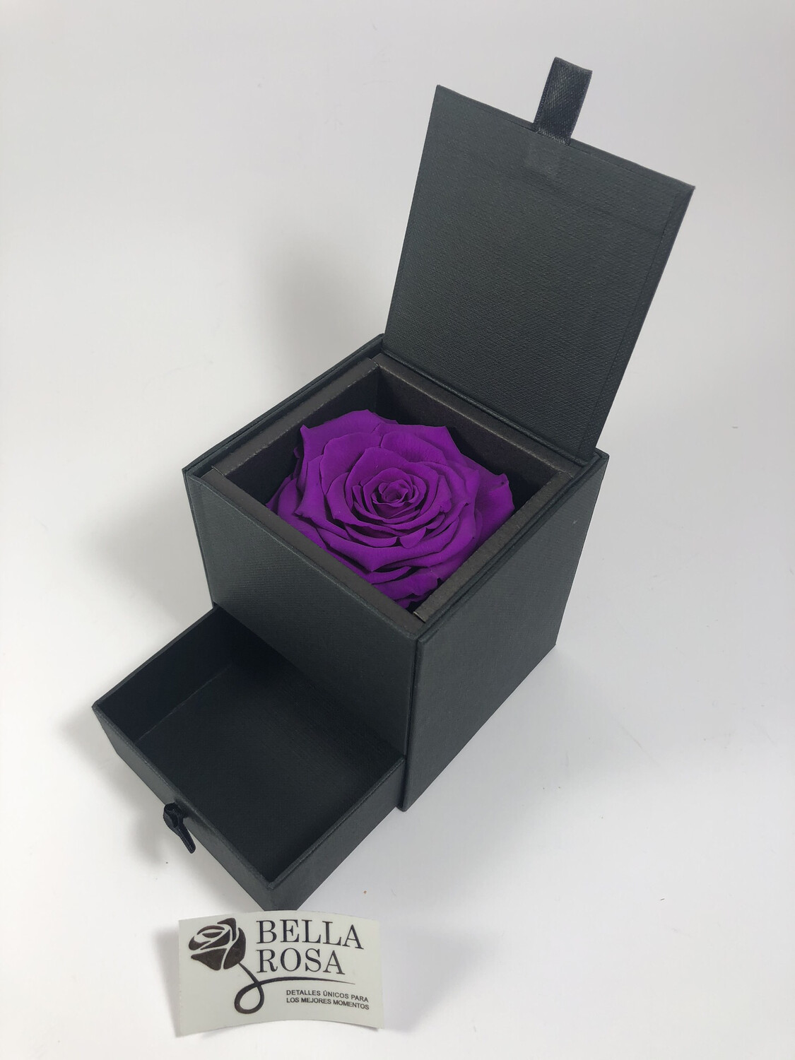 Caja elegante con rosa natural preservada color morado y gaveta