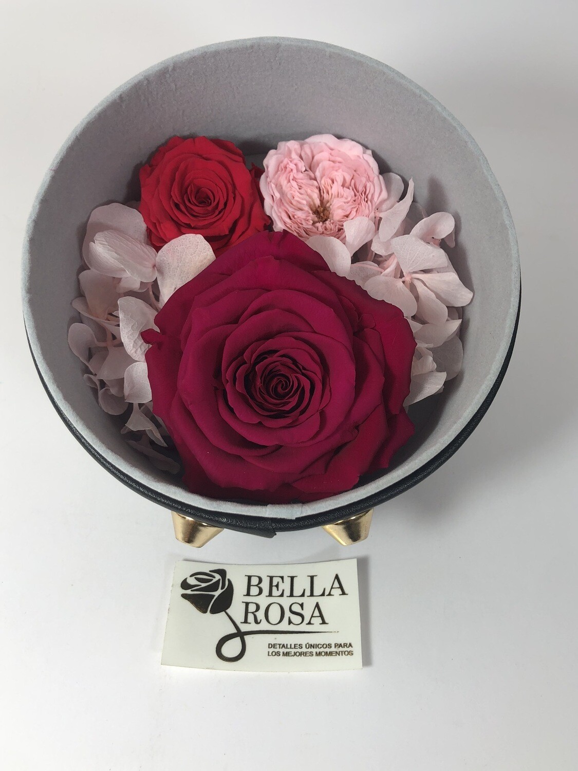 Caja redonda de cuerina con tres rosas naturales preservadas