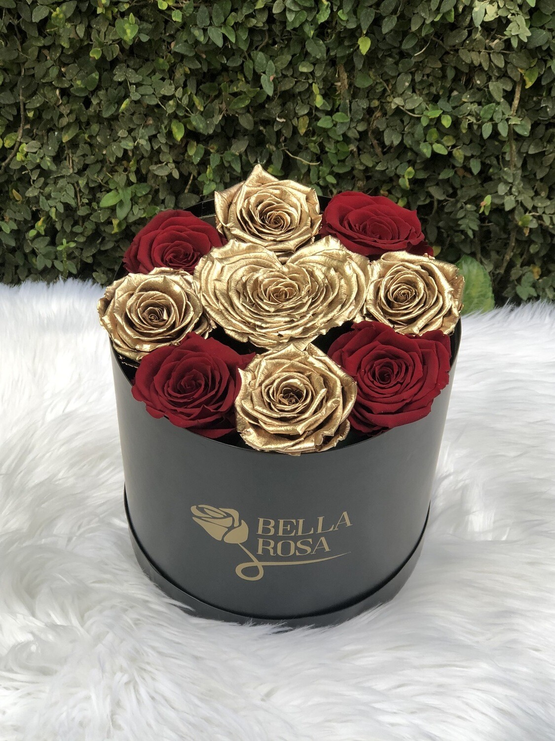 Caja redonda, blanca o negra con 8 rosas y una rosa en forma de corazon