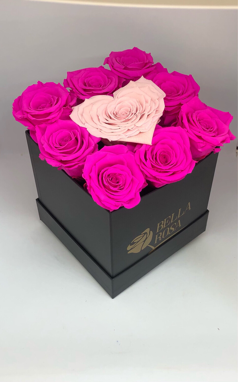 Caja cuadrada con 8 rosas preservadas y 1 en forma de corazón