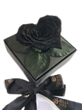 Caja acrílica con rosa natural preservada en forma de corazón 