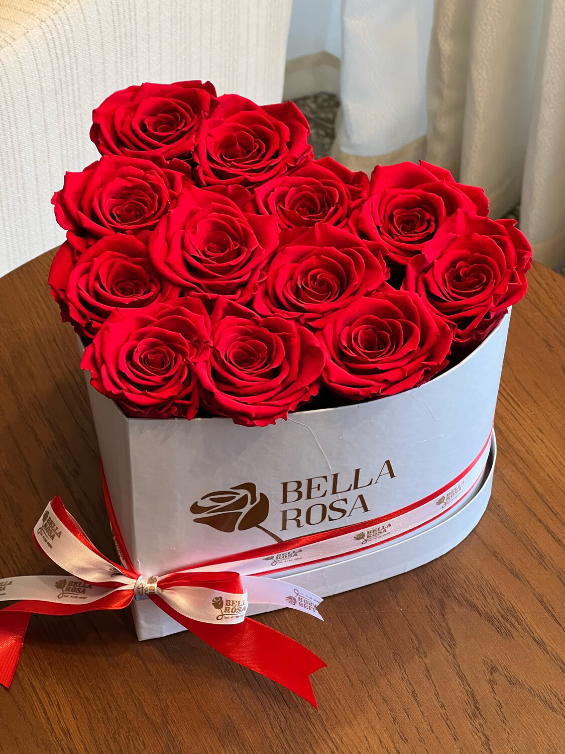 Caja en forma de corazón con 12 rosas naturales preservadas