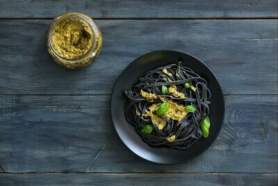 Tagliolini al nero di seppia con pomodoro piccante e burrata