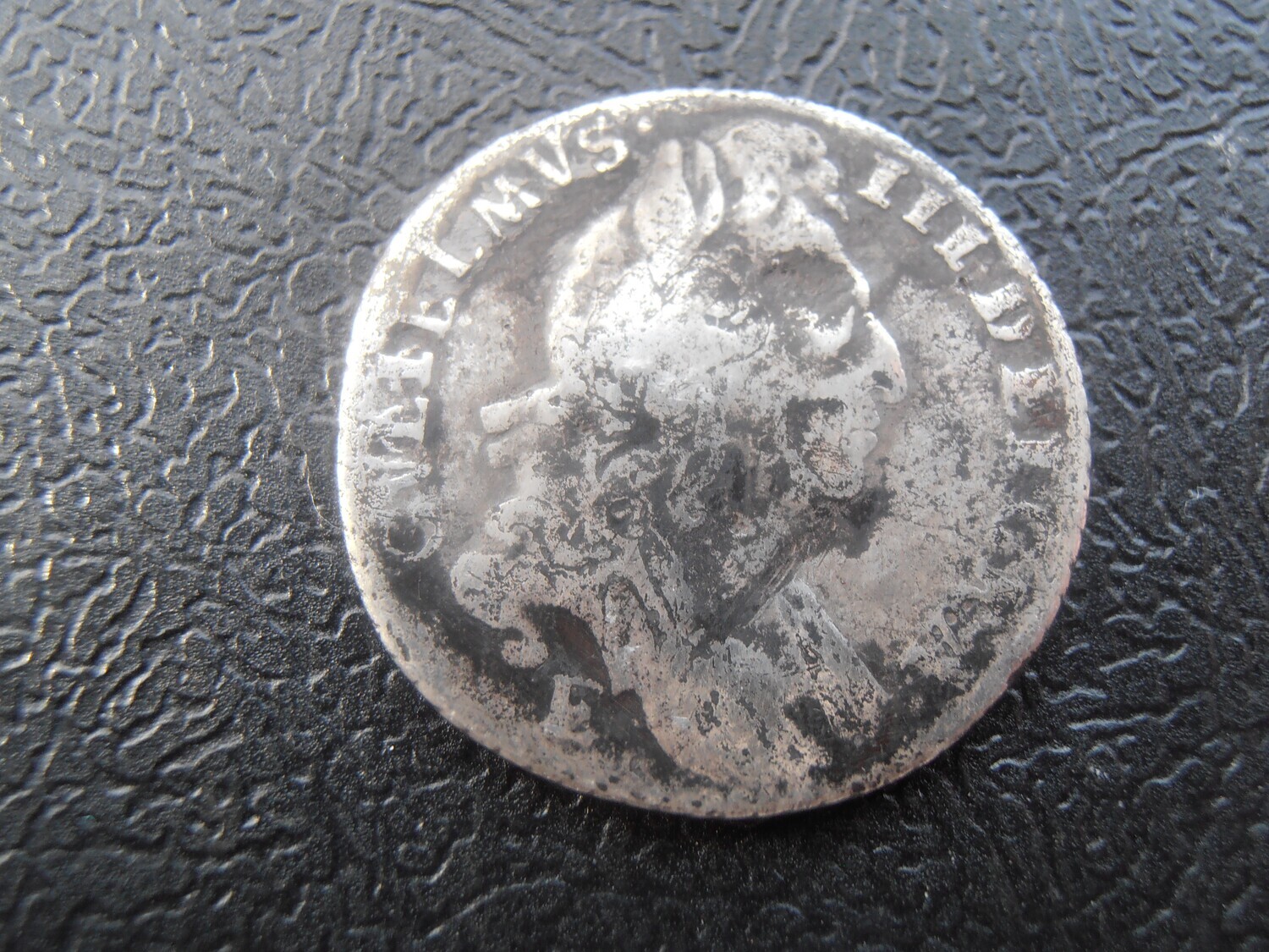 1697E  -  Sixpence