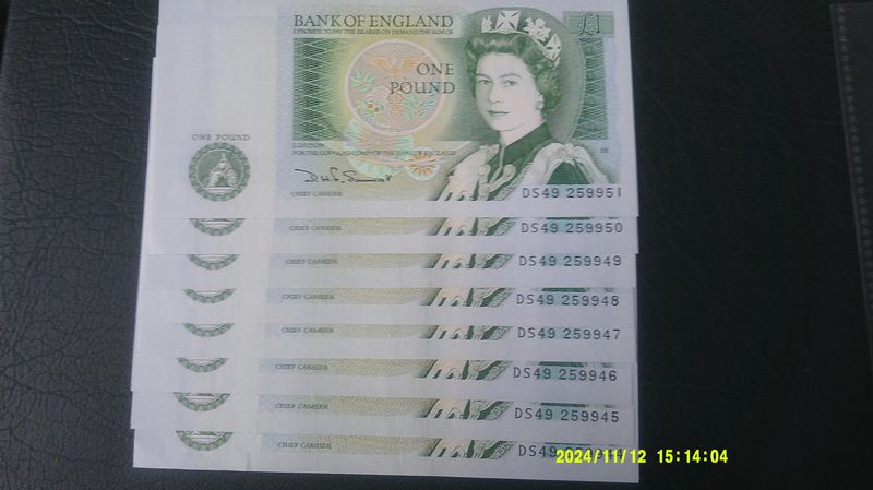 Bank of England £1 - 1981 (8 Consecutive Banknotes)