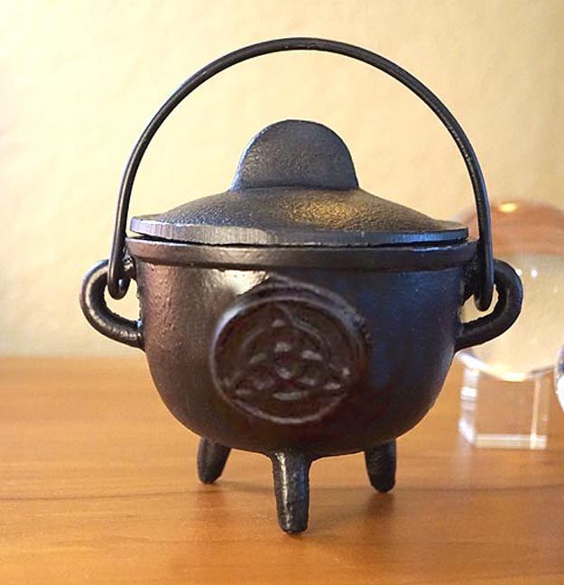 ☘️ Triquetra Cast Iron Cauldrons