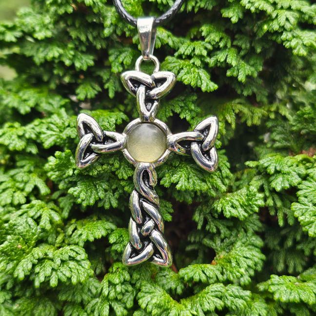 ☘️Verdant Triquetra Cross