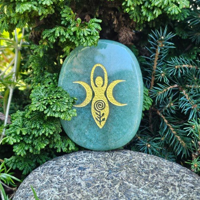 🌎 Gaia in Green Aventurine Palm Stone