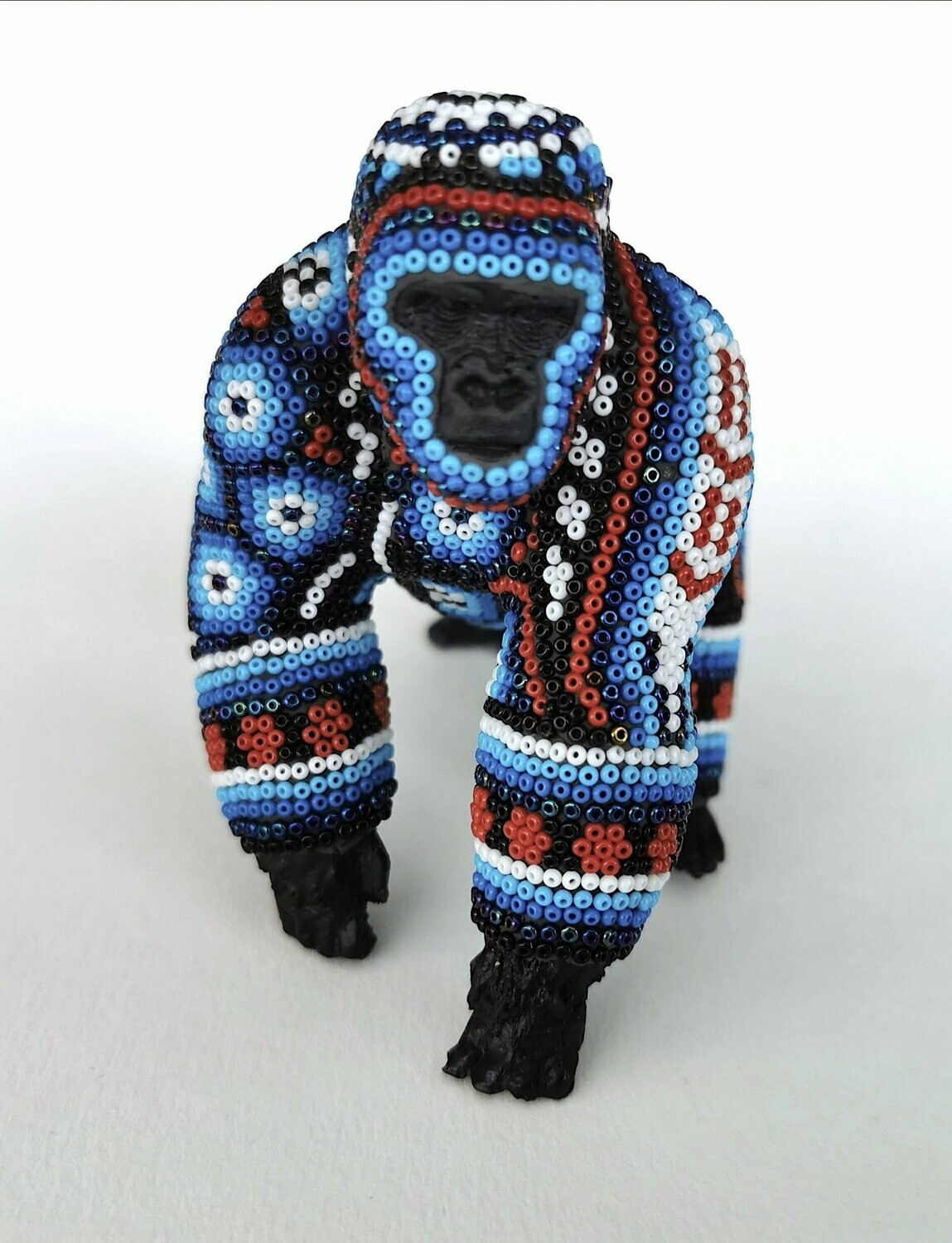 "Gorila mini I"
Figura de gorila en resina. Intervenida, sobre pegamento, con microchaquiras de cristal checas.