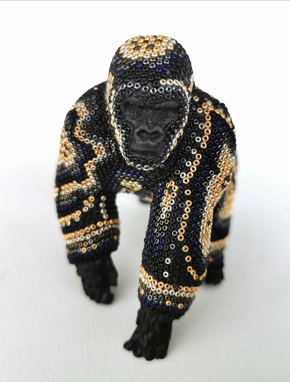 "Gorila mini II"
Figura de gorila en resina. Intervenida, sobre pegamento, con microchaquiras de cristal checas.