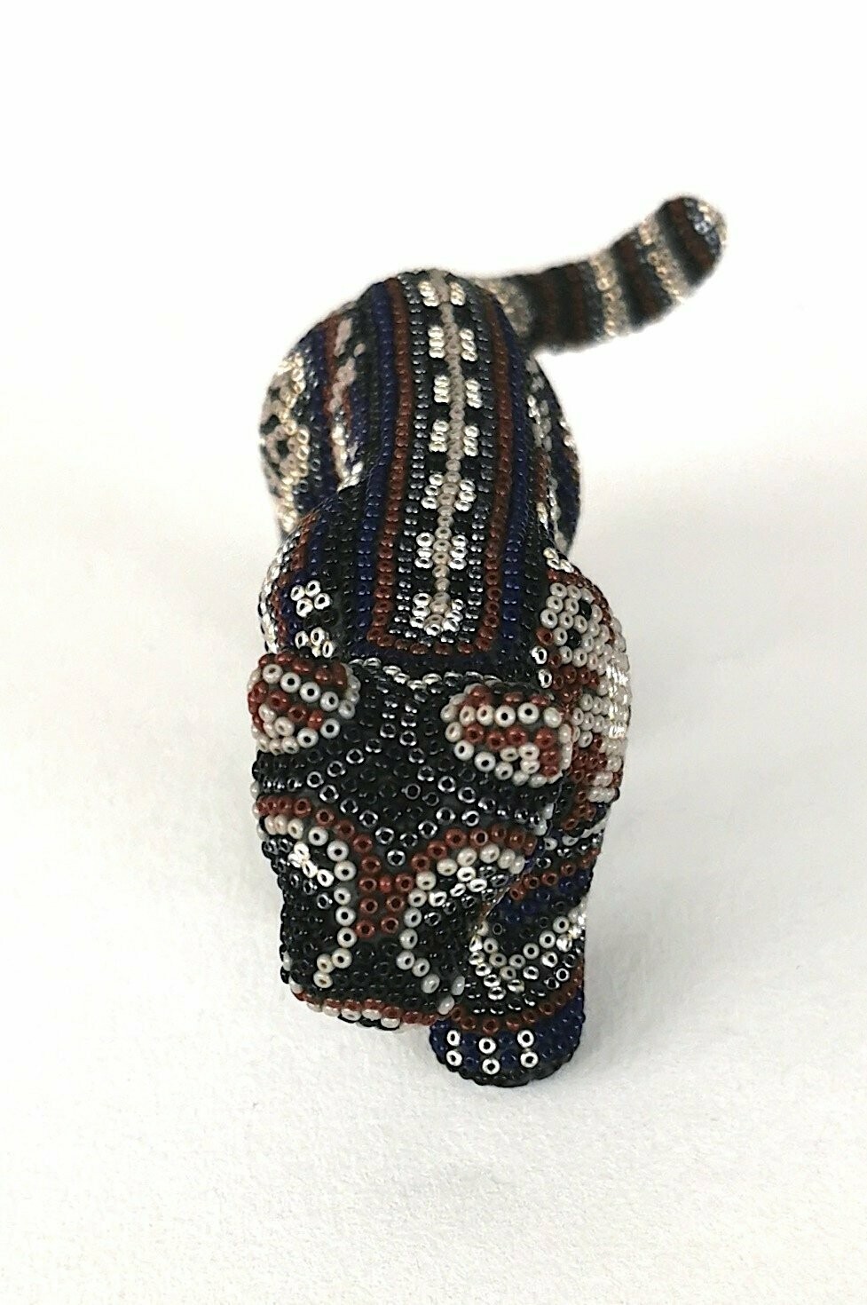 «Jaguar mini»
Figurine Jaguar en résine. Intervention, sur colle, avec des microbilles de verre tchèque.