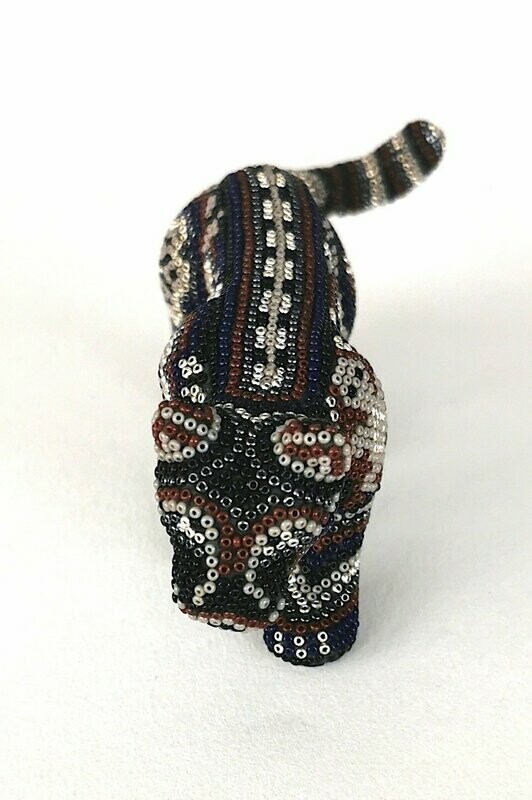 "Jaguar mini"
Figura de Jaguar en resina. Intervenida, sobre pegamento, con microchaquiras de cristal checas.