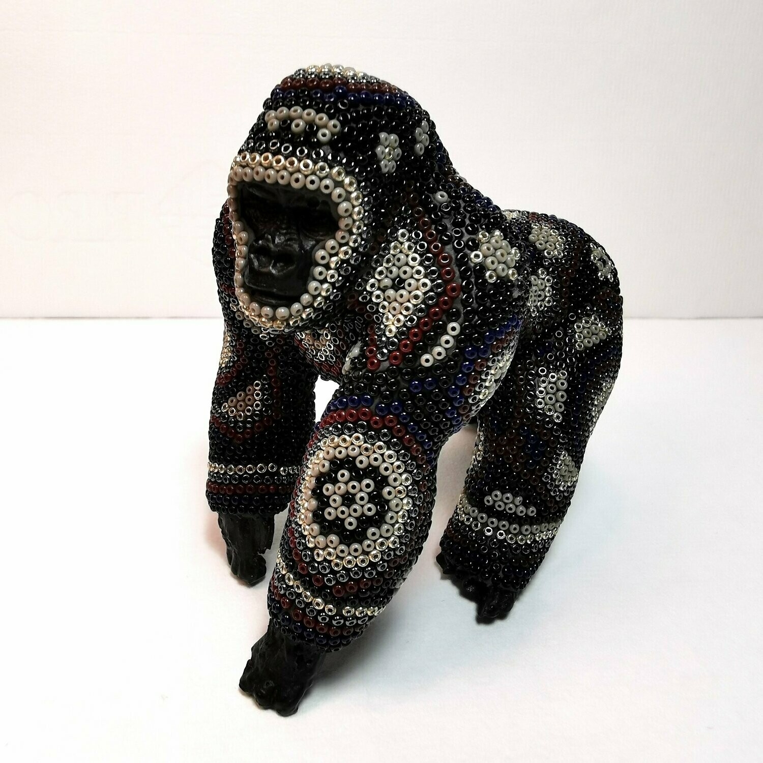 "Gorilla mini III"
Gorillafigur aus Harz. Auf Kleber mit tschechischen Glasmikroperlen eingegriffen.