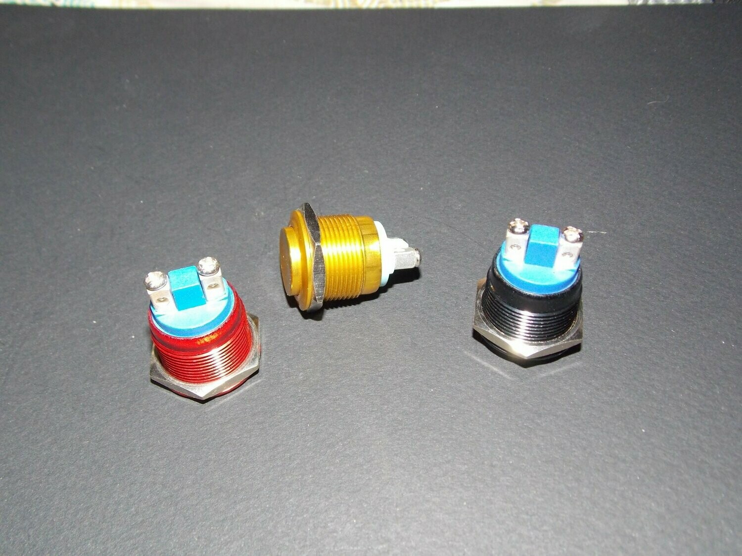 SWITCHS 16 mm boutons poussoirs momentanés  4 ampères 250 VAC tètes plates