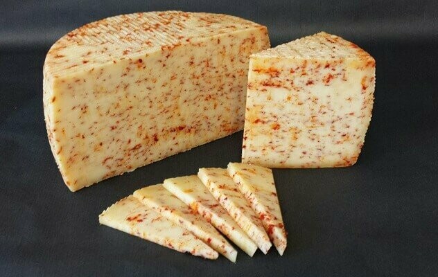 CAMPOLLANO Schafskäse mit Chilli 2.5kg -Ein Highlight fürs Käsebrett!-