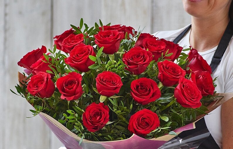 24 Long Stem Red Roses (Deluxe)