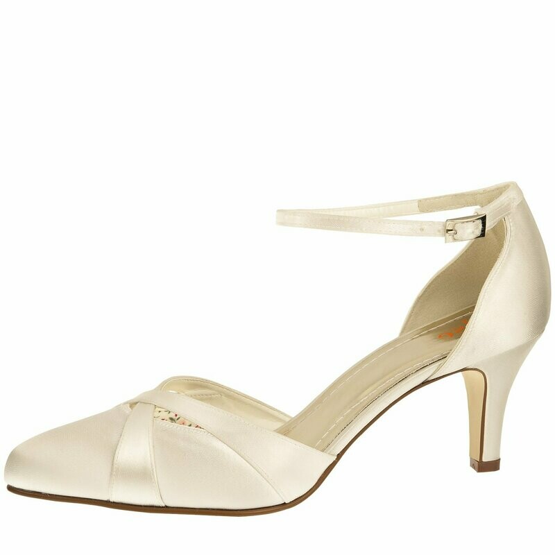 Coconut Ice - Ivory Satin, klassischer Brautschuh von Elsa Coloured Shoes Coconut Ice - Ivory Satin, klassischer Brautschuh von Elsa Coloured Shoes