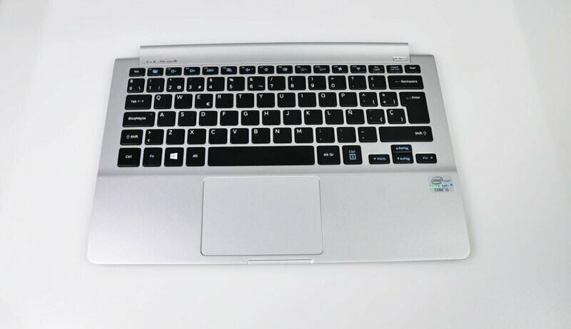 Cover upper ( Cubierta superior ) Plata+ teclado Español Negro + Palmrest + touchpad Samsung NP900X3D Series  BA61-01804B