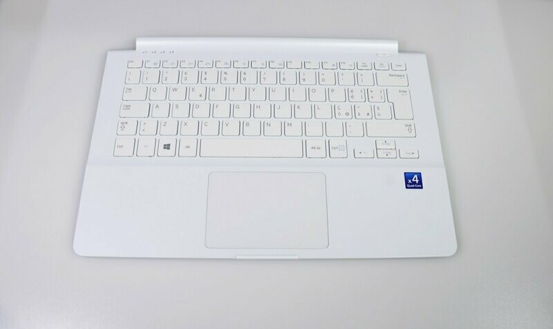Cover Upper ( Cubierta Superior )  + Teclado Italiano  + Palmrest + TouchPad  White BA75-04676E