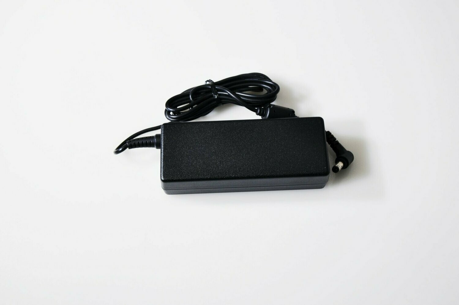 Cargador Compatible Acer / Toshiba 100-2040V 1.3A , 19 V 3.95A 75W  ADP-75SB AB  7030060000