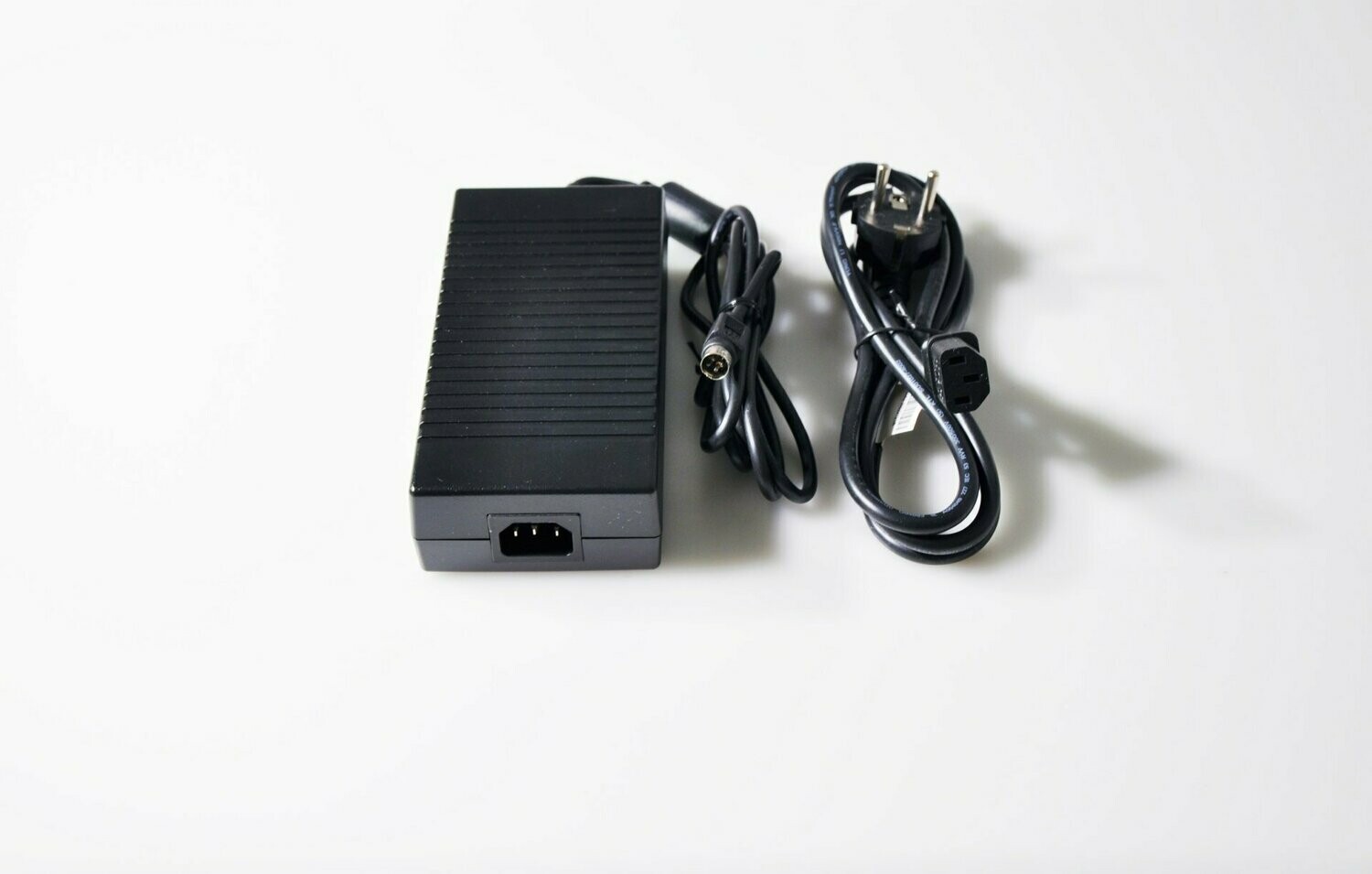 Cargador Original Delta Electronics   19V 9.5A 180W  4 pin   ADP-180BB B, AP.18001.001