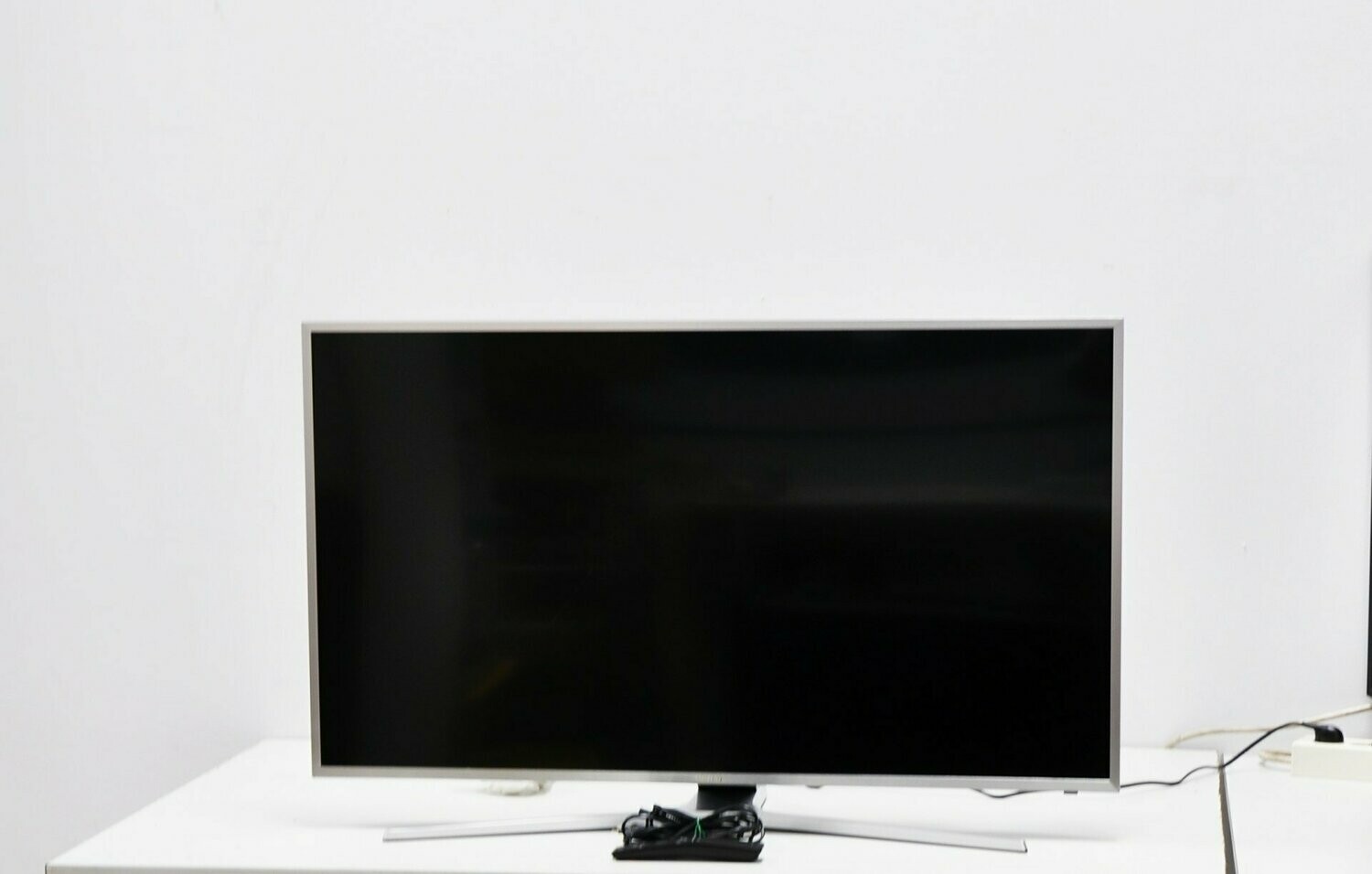 Televisor  Samsung 40" UHD HDR 4K plano Smart TV Serie MU6405, UE40MU6405UXXC