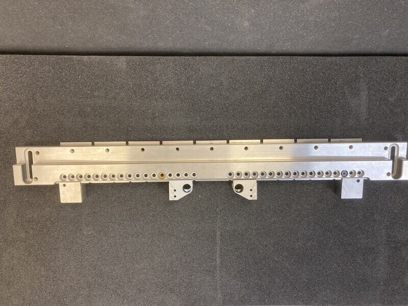 Drahterosion Spannbalken BM System mit einem Schraubstock Länge 350mm -Made in EU- Drahterosion Spannbalken BM System mit einem Schraubstock Länge 350mm -Made in EU-